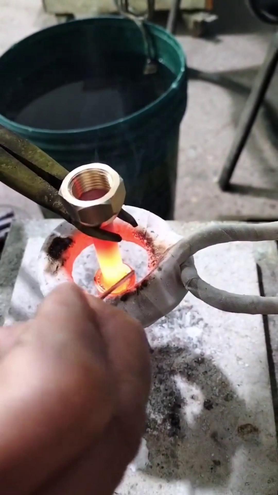 你还在用传统的火焰焊接铜管吗 人家都用上蜜桃精品视频加热设备做铜管焊接了