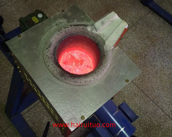 小型实验熔炼炉，特别是用于熔炼铜的中频电炉，是实验室或小规模生产环境中常用的设备