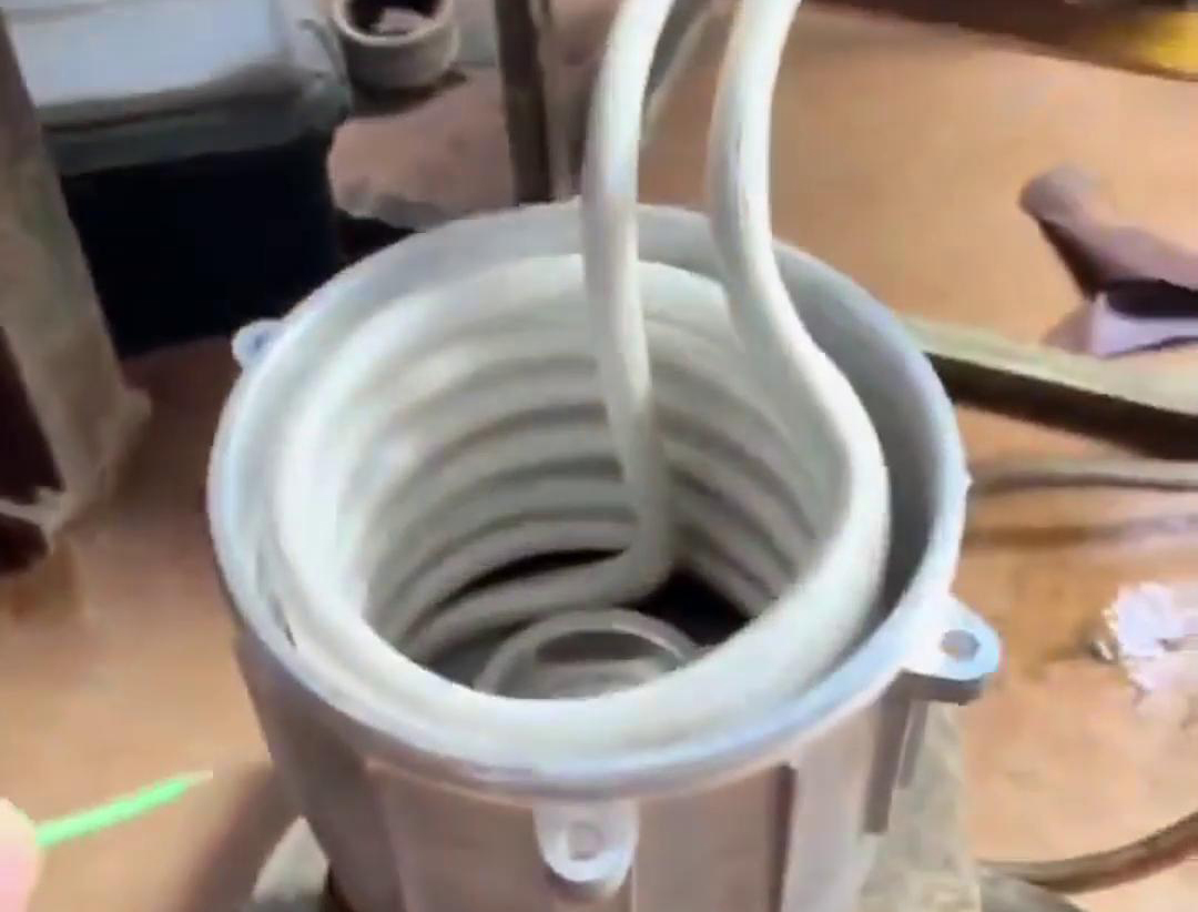 在电机装配中，使用高中频蜜桃精品视频加热设备进行轴套或轴承的热装确实是一种常见的装配方法