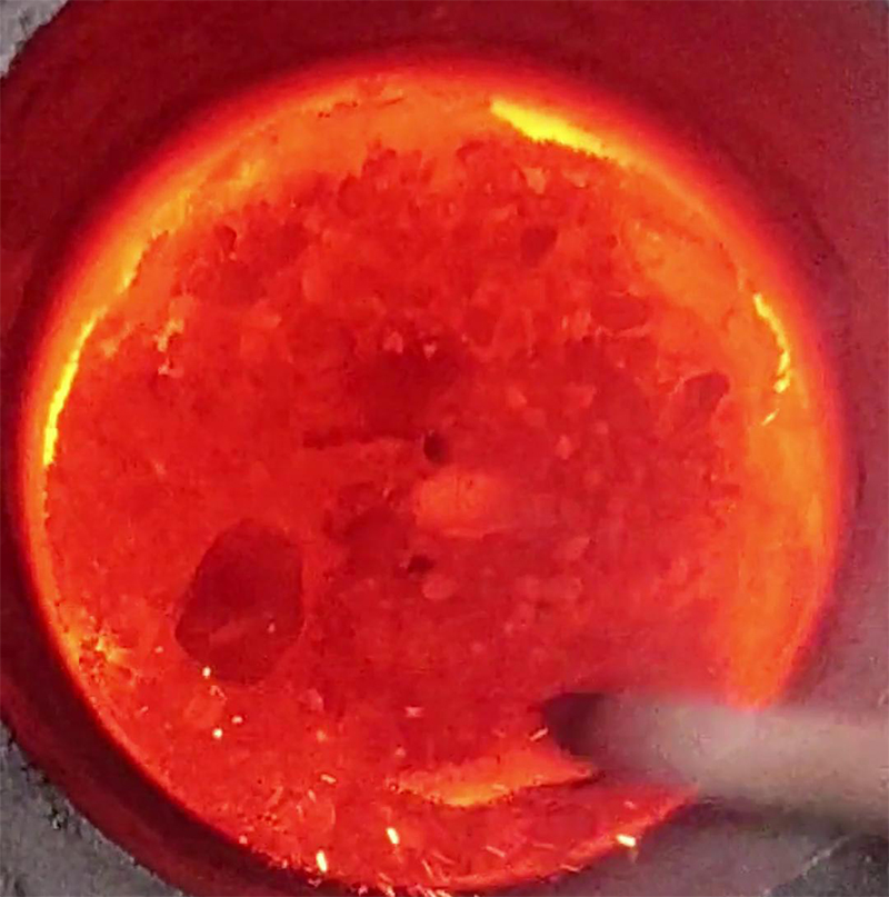 小型铁渣中频熔炼炉，采用IGBT节能电源模块，比传