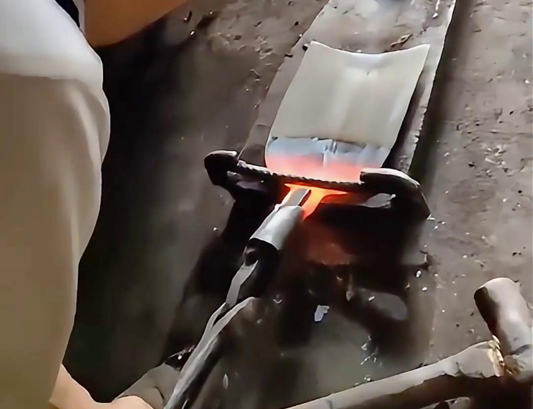 超音频蜜桃精品视频加热设备对农用锄头进行加热退火热处理折弯