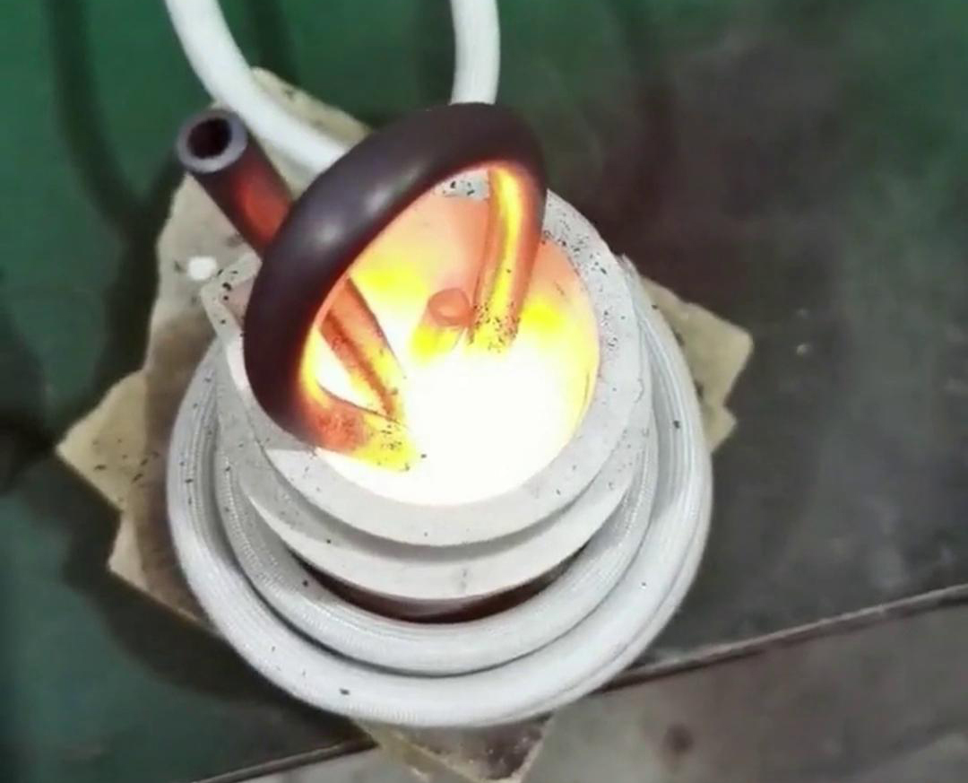 小型高频熔炼炉以其高效、精确、环保的特性成为诸多领