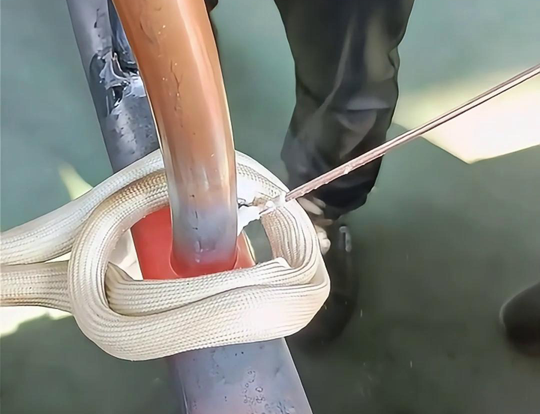使用高频焊机进行铜管焊接，可以大大提高工作效率