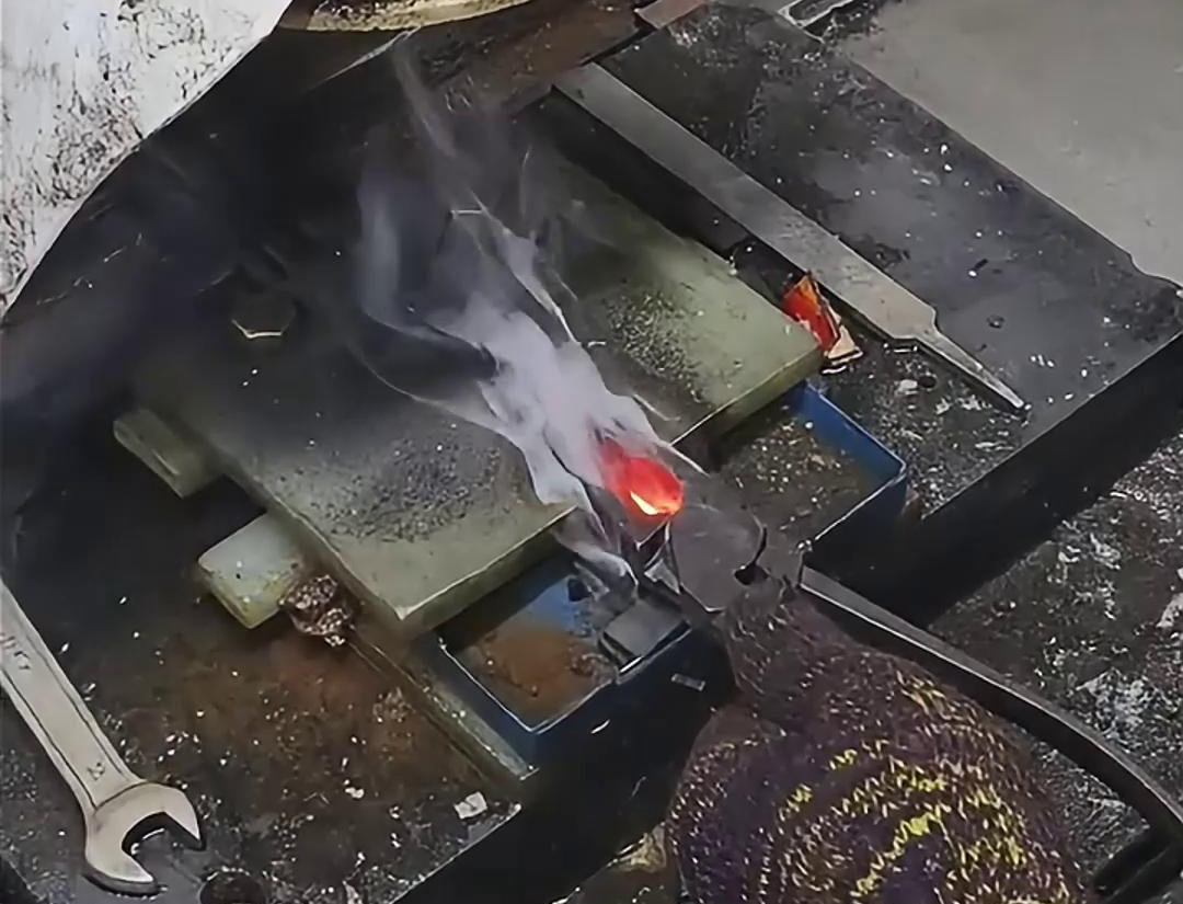 老虎钳口淬火就是使用高频淬火机快速加热，并在短时间内将其冷却