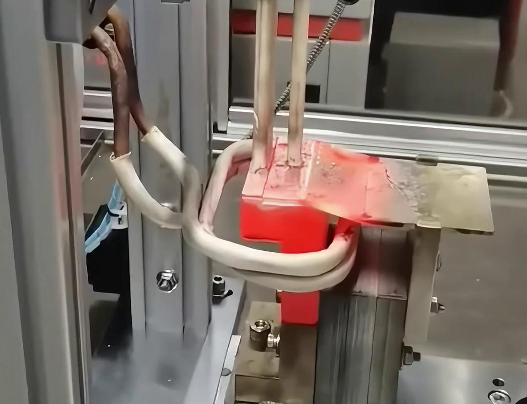 框架断路器母排铜排高频焊接过程。采用高频自动焊接