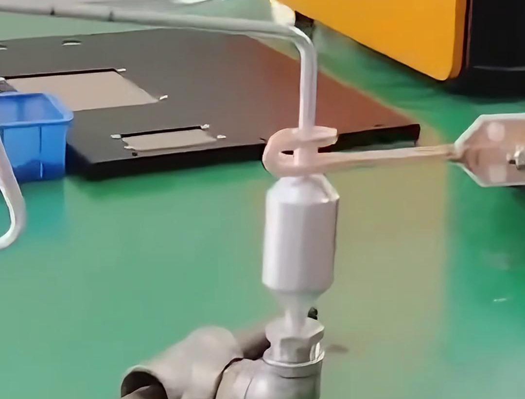 铝管铝储液器正在进行钎焊，用的是手持式高频蜜桃精品视频焊机