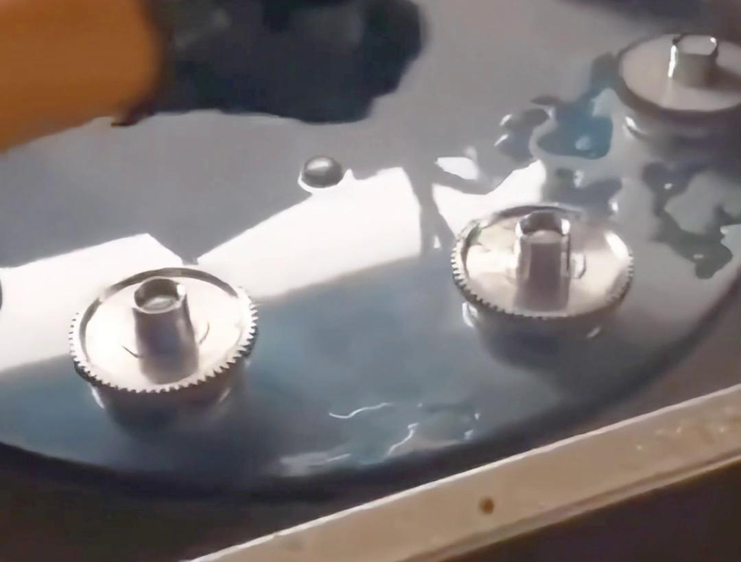 多工位齿轮淬火机床可以同时对多个齿轮进行淬火处理，提高生产效率