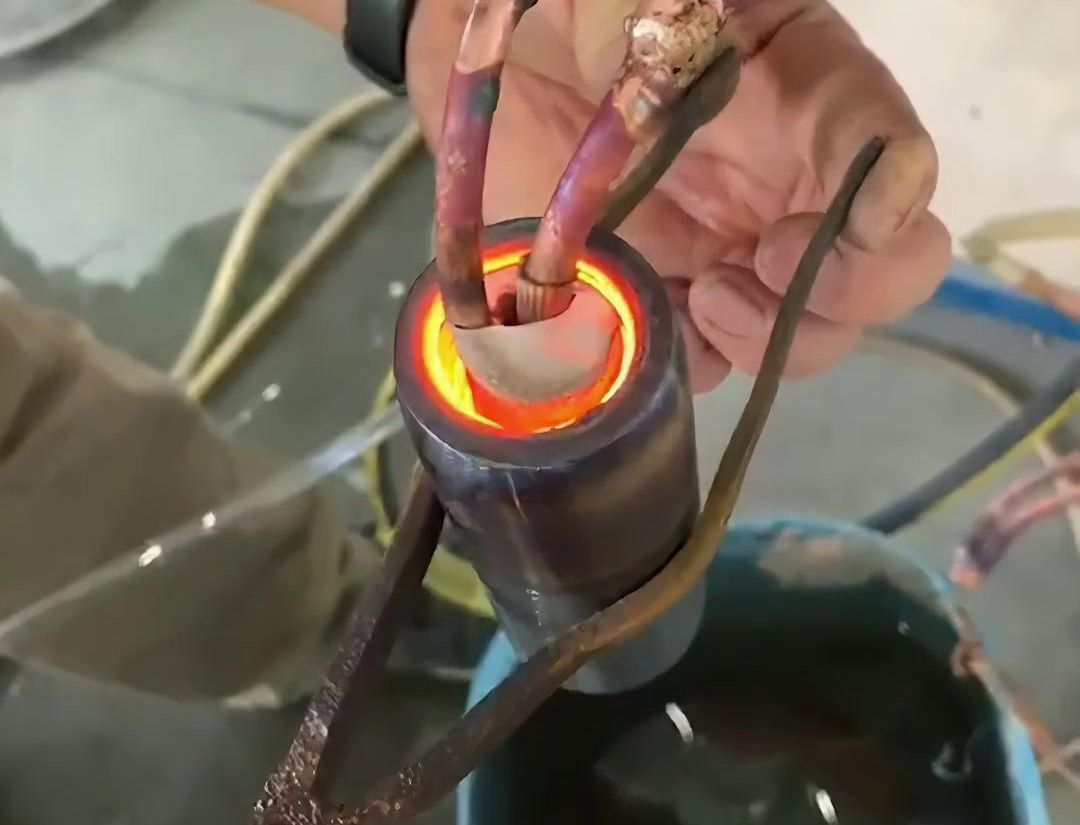蜜桃网站放大片高频淬火机：汽配配件内孔热处理的自动化解决方案(图1)