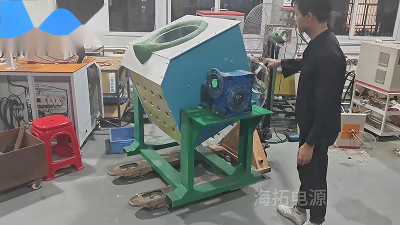 客户定制的300公斤中频熔炼炉，手摇倾倒式熔铜炉