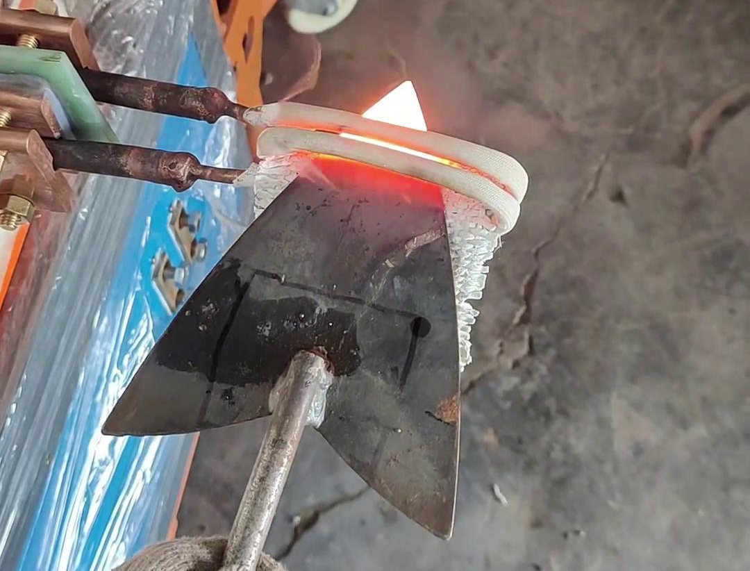 高频加热机：类三角铁锹小型工具淬火热处理的高效之选