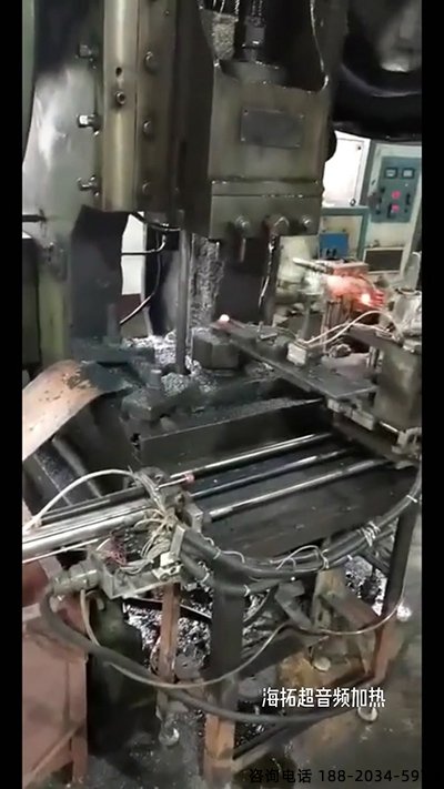 超音频蜜桃精品视频加热设备配合机械传送带对加热铁棒锻造