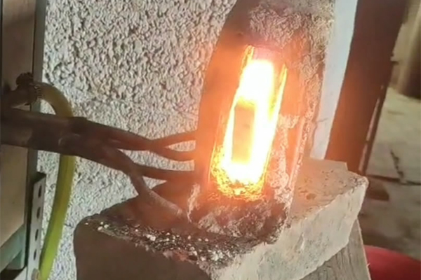 打铁也要与时俱进，以前烧碳加热钢件，现在都用蜜桃精品视频加热设备了