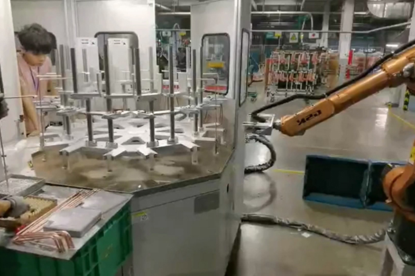 工厂实拍，配备机械手臂的高频钎焊设备焊接铜管
