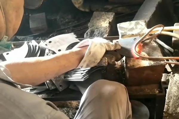 中高频蜜桃精品视频加热设备对刀具淬火生产过程