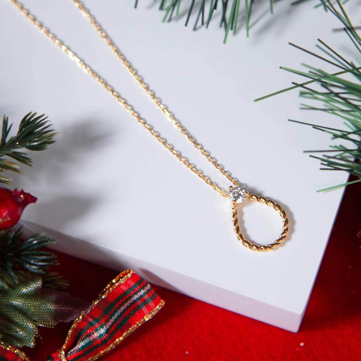 Vue en situation du collier sur un écrin blanc avec décor de saison